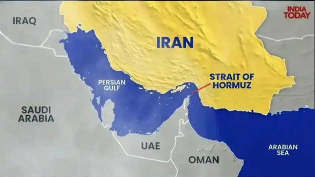 L’Iran chiude lo Stretto di Hormuz, innescando l’impennata del prezzo del petrolio e l’inflazione dei costi delle materie prime