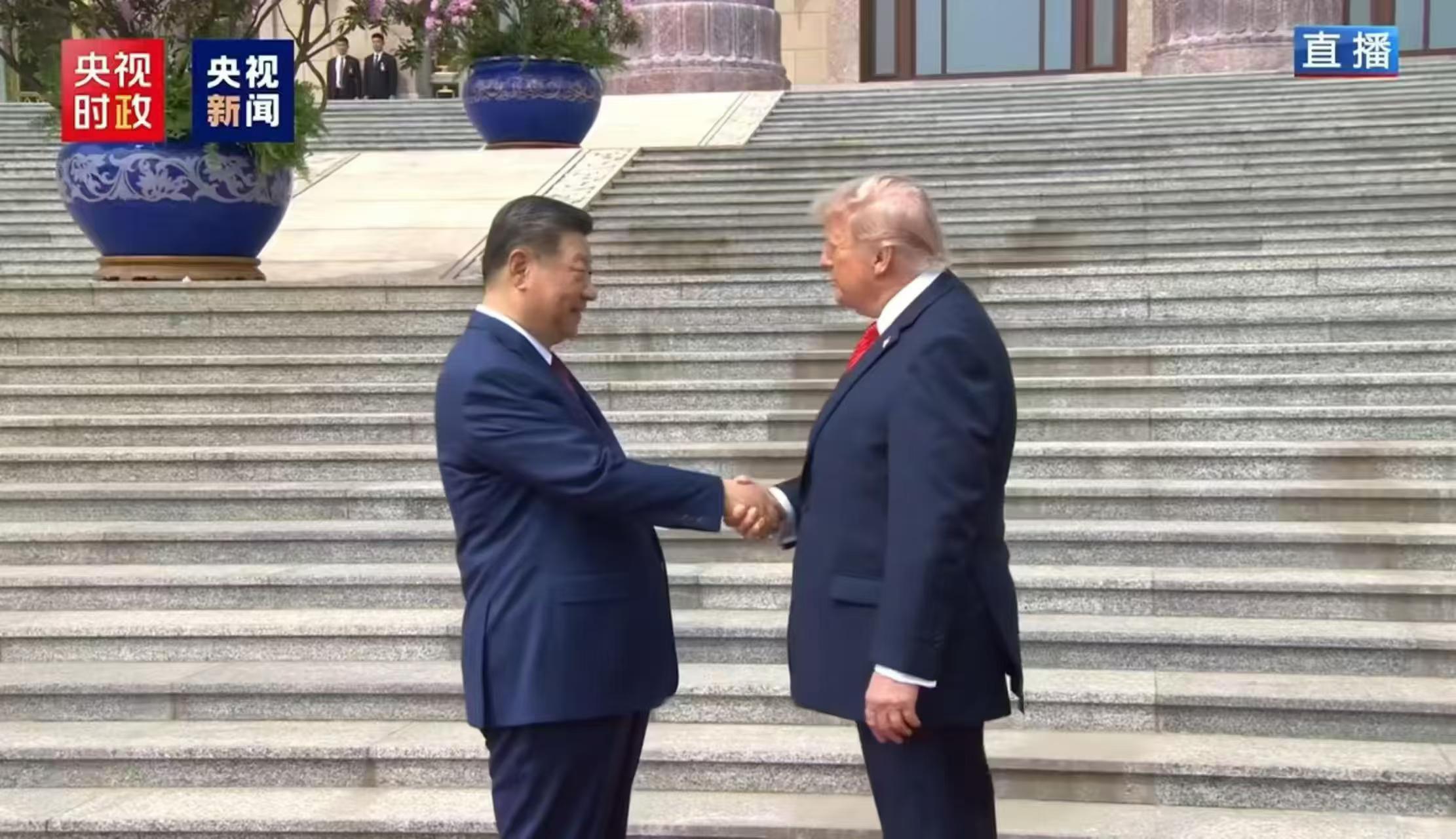 L’ex presidente Trump conclude una visita storica in Cina e promette di colmare il “deficit di fiducia” tra Pechino e Washington